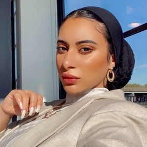 Meet your Posher, Aya